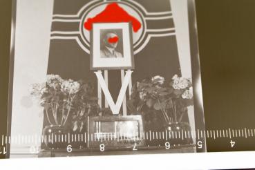 Preview: interessantes Negativ - Reichskriegsflagge und Foto A. Hitler